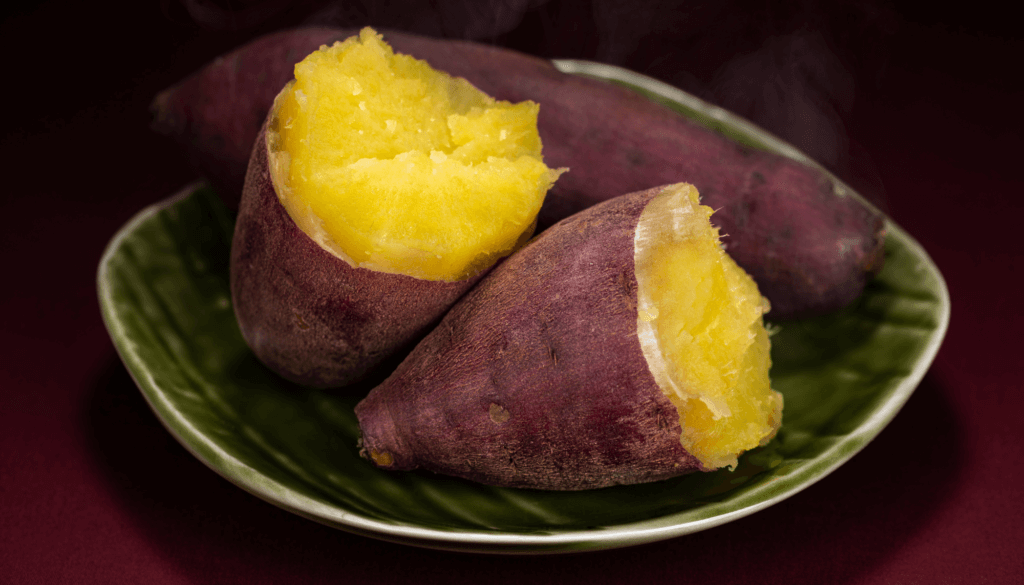 A batata-doce é rica em fibras, vitamina A, potássio e antioxidantes. 