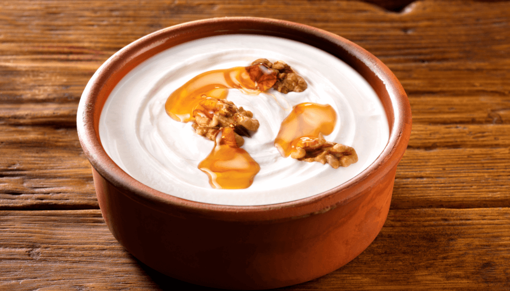 O iogurte grego é uma excelente fonte de proteína, probióticos para a saúde intestinal, cálcio e vitamina B12.