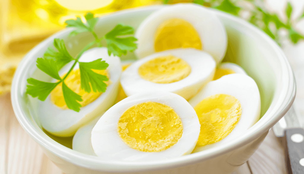 Os ovos são uma fonte acessível e rica em proteína, colina, vitaminas B12 e D.