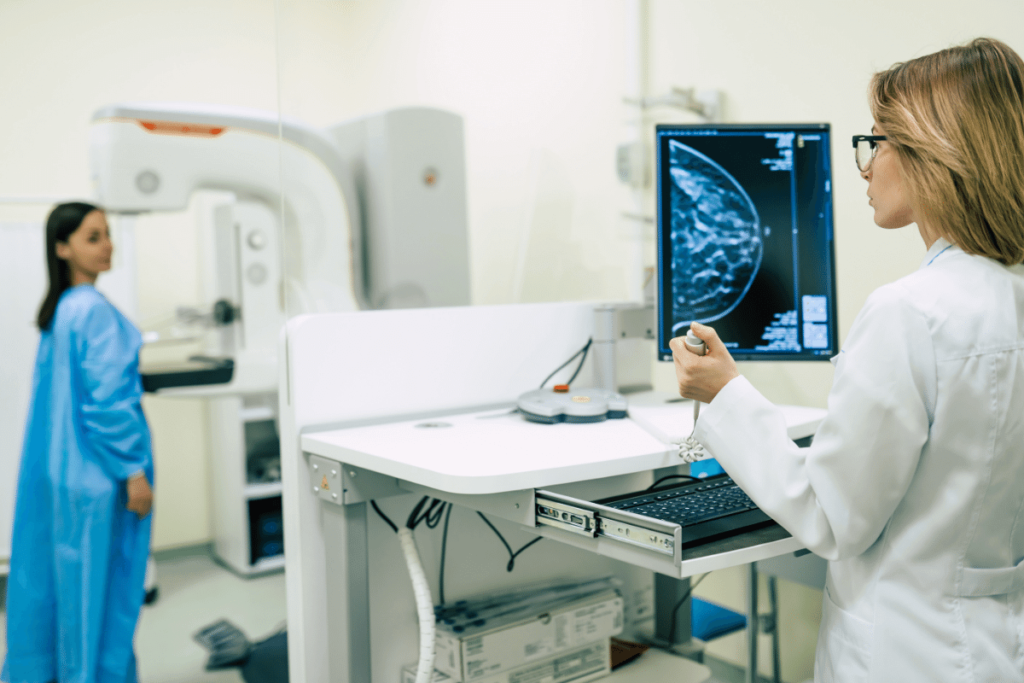 Mamografia: A mamografia é um exame de imagem que ajuda a detectar precocemente o câncer de mama, aumentando consideravelmente as chances de tratamento bem-sucedido.